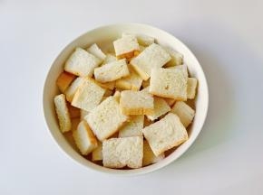 把切好的吐司块放在碗里。