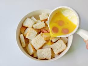 把鸡蛋液淋在上面。