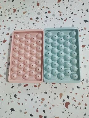 冰球模具清洗干净，倒入满模具的凉开水，再盖上盖子！（记得凉开水要倒满模具哦，要不然做出来的冰球不圆润！）