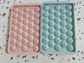 冰球模具清洗干净，倒入满模具的凉开水，再盖上盖子！（记得凉开水要倒满模具哦，要不然做出来的冰球不圆润！）