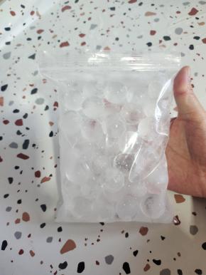 脱模后的冰球，放进保鲜袋里，密封好，放入冰柜冷冻保存！