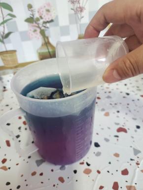 倒入80克柠檬果蜜！