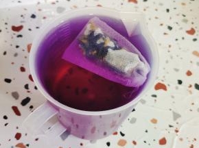 蝶豆花遇到酸酸甜甜的柠檬果蜜就会变成很漂亮的紫粉色！