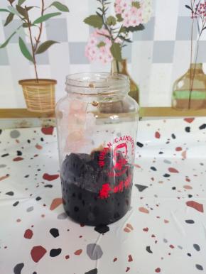 杯中放入适量的烧仙草！