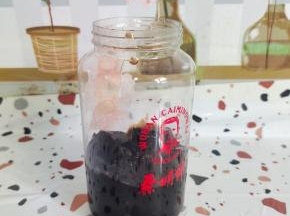 杯中放入适量的烧仙草！