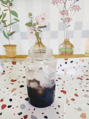 再放入适量的冰球！