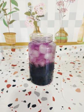 倒入适量的蝶豆花柠檬果蜜水！一杯酸酸甜甜，冰凉沁爽的烧仙草蝶豆花柠檬蜜就做好了！