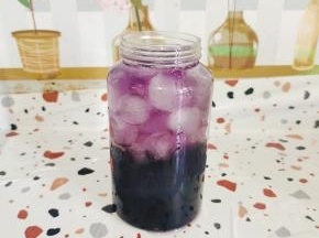 倒入适量的蝶豆花柠檬果蜜水！一杯酸酸甜甜，冰凉沁爽的烧仙草蝶豆花柠檬蜜就做好了！