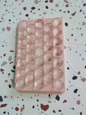 这是冰冻了一晚上的冰球，放在自来水下冲洗一下，就能很轻松的脱模啦！