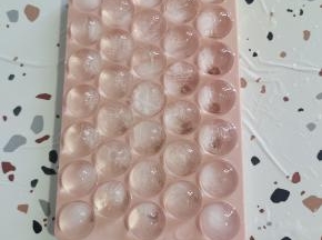 这是冰冻了一晚上的冰球，放在自来水下冲洗一下，就能很轻松的脱模啦！