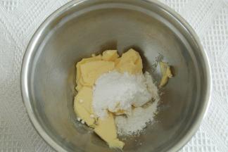 黄油软化到用刮刀可以轻松抹开，加糖粉和盐拌匀。