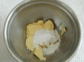 黄油软化到用刮刀可以轻松抹开，加糖粉和盐拌匀。