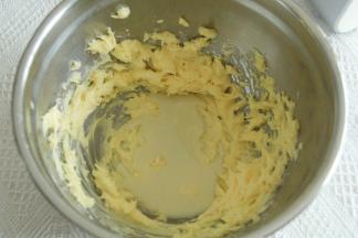 中速打发均匀，微微蓬松状态，分2-3次加炼乳。