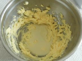 中速打发均匀，微微蓬松状态，分2-3次加炼乳。