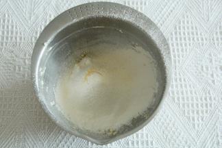 黄油糊分成4份，一份：低粉+南瓜粉一起筛入。