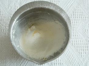 黄油糊分成4份，一份：低粉+南瓜粉一起筛入。