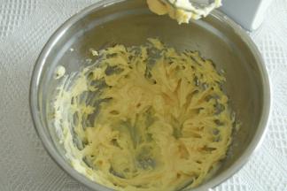 充分搅打均匀，分3次加常温蛋清，充分打均匀再加下一次，直到全部加完，顺滑的黄油糊就打好了。