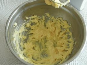 充分搅打均匀，分3次加常温蛋清，充分打均匀再加下一次，直到全部加完，顺滑的黄油糊就打好了。