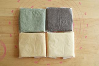 分别擀成1.5厘米厚的方形，密封冷藏1小时。