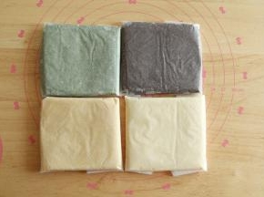 分别擀成1.5厘米厚的方形，密封冷藏1小时。