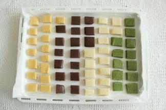 预热烤箱上下160度，四色面团切成方块，排入烤盘。