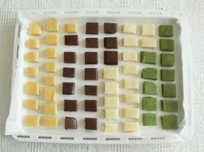 预热烤箱上下160度，四色面团切成方块，排入烤盘。