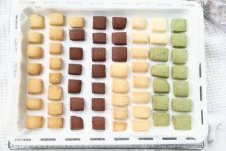 烤完取出，冷凉后密封就可以啦！赶紧吃一块，炼乳的香味，清甜不腻，解馋小零食，可以有！