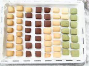 烤完取出，冷凉后密封就可以啦！赶紧吃一块，炼乳的香味，清甜不腻，解馋小零食，可以有！