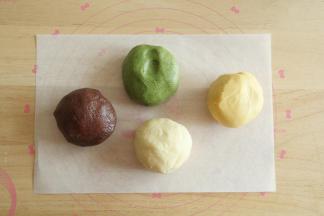 压拌均匀成团。