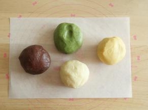 压拌均匀成团。