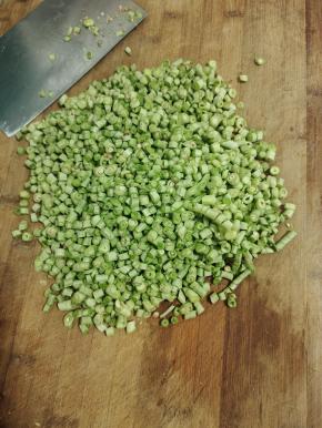 去掉头部，顶刀切成小丁！