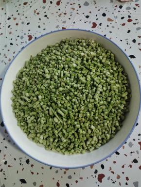 切好的嫩豇豆放在一个大碗中！