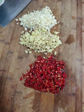 蒜瓣拍碎切成小块，生姜切成小块。小米辣切成小丁备用！