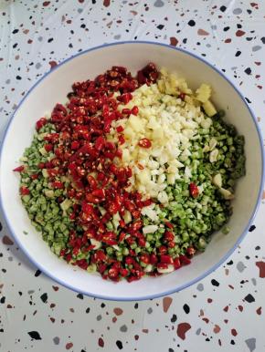 把切好的蒜瓣，生姜，小米辣放入嫩豇豆中！