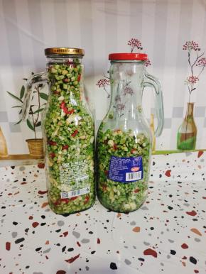 装入无油无水的玻璃瓶中，保鲜膜封口，再盖上盖子，放至豇豆变色发黄即可食用！