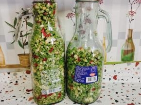 装入无油无水的玻璃瓶中，保鲜膜封口，再盖上盖子，放至豇豆变色发黄即可食用！