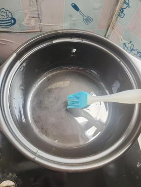 
砂锅预热，在砂锅中刷一层油！
