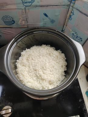 一碗米淘洗干净，倒入砂锅中！铺平！