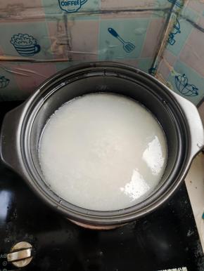 放入2碗水！（米和水的比例是1:2,有条件的也可以把大米提前1-2小时浸泡，沥干水分;大米放入砂锅中，铺平！加水和米粒齐平即可！）