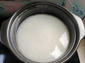 放入2碗水！（米和水的比例是1:2,有条件的也可以把大米提前1-2小时浸泡，沥干水分;大米放入砂锅中，铺平！加水和米粒齐平即可！）