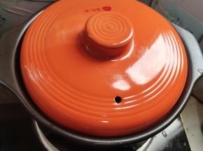 盖上盖子大火煮开转小火煮6分钟！