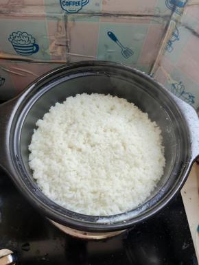 砂锅中的米这个状态了，用筷子在米饭上扎几个孔！再关火焖3分钟;