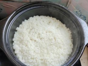 砂锅中的米这个状态了，用筷子在米饭上扎几个孔！再关火焖3分钟;