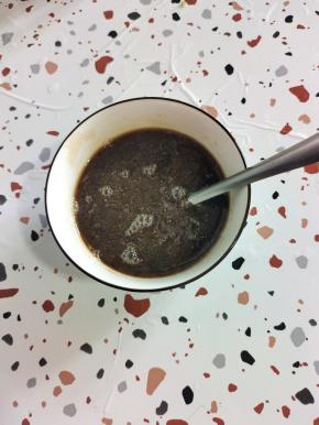 碗中放入一大勺蚝油，一大勺生抽，一小勺老抽，一勺白糖，一勺盐，一勺鸡精，适量的香油，一大勺清水搅拌均匀调成料汁儿！