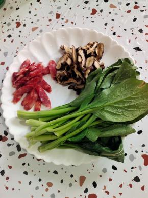 腊肠切片，干香菇提前泡发好，切片，青菜清洗干净沥干水分备用！