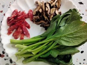 腊肠切片，干香菇提前泡发好，切片，青菜清洗干净沥干水分备用！