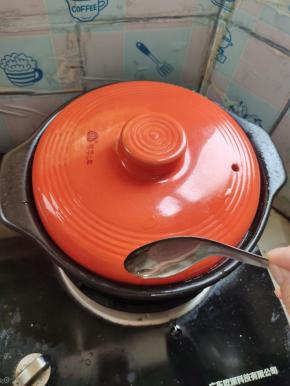 沿着 锅边淋入少许食用油！小火煮3分钟，再焖3分钟！（如果想锅巴更均匀焦脆，可以把砂锅侧着转动几下，让砂锅四周都均匀的加热！）