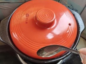 沿着 锅边淋入少许食用油！小火煮3分钟，再焖3分钟！（如果想锅巴更均匀焦脆，可以把砂锅侧着转动几下，让砂锅四周都均匀的加热！）