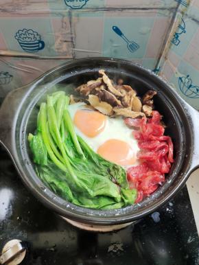 开盖看一看，鸡蛋凝固熟了就可以了！