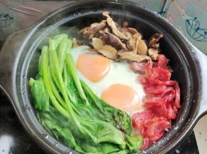 开盖看一看，鸡蛋凝固熟了就可以了！